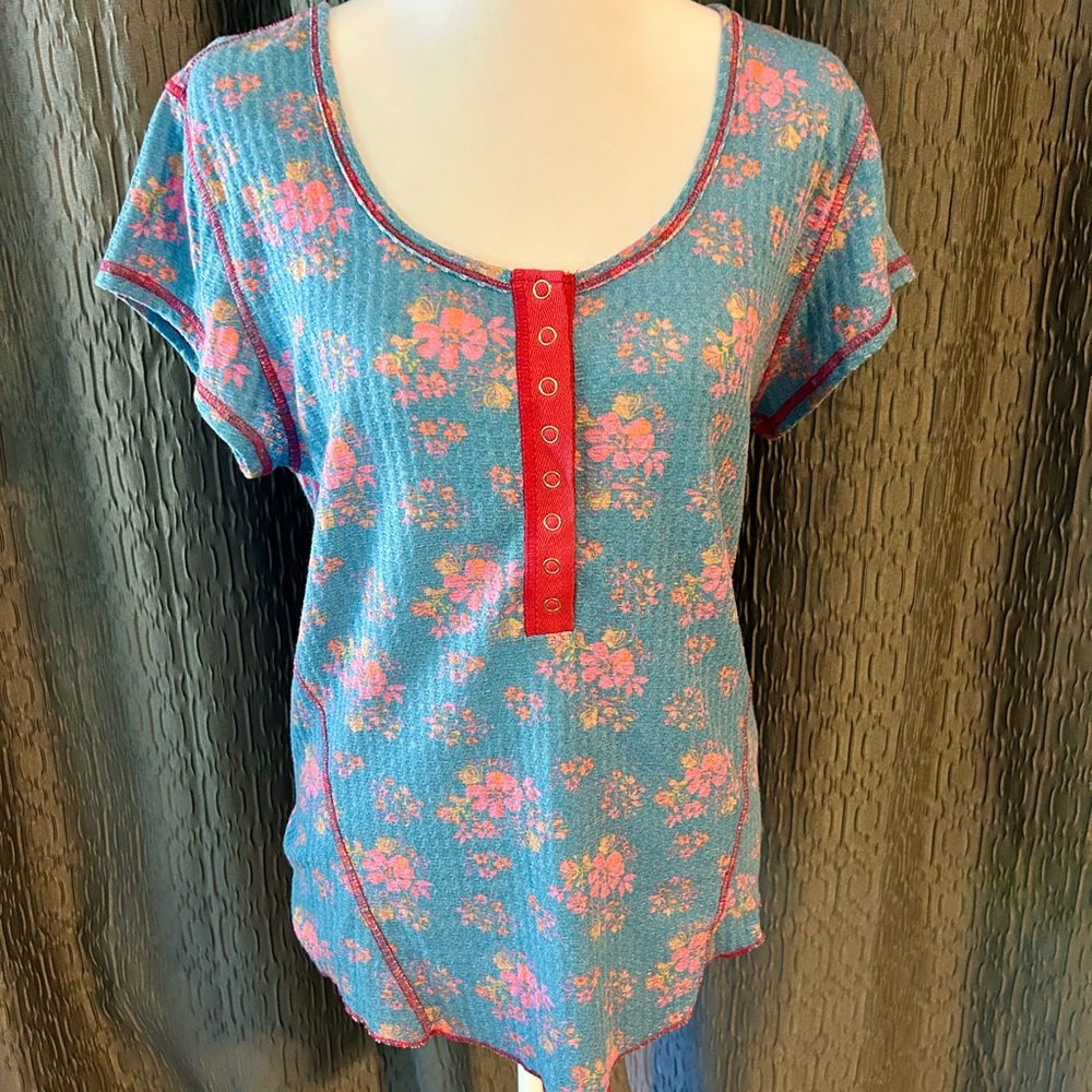 NATURAL LIFE Floral Short Sleeve Top with Button Accent